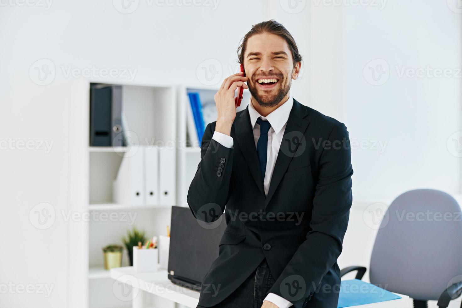 Mens in een pak officieel documenten werk kantoor uitvoerend foto