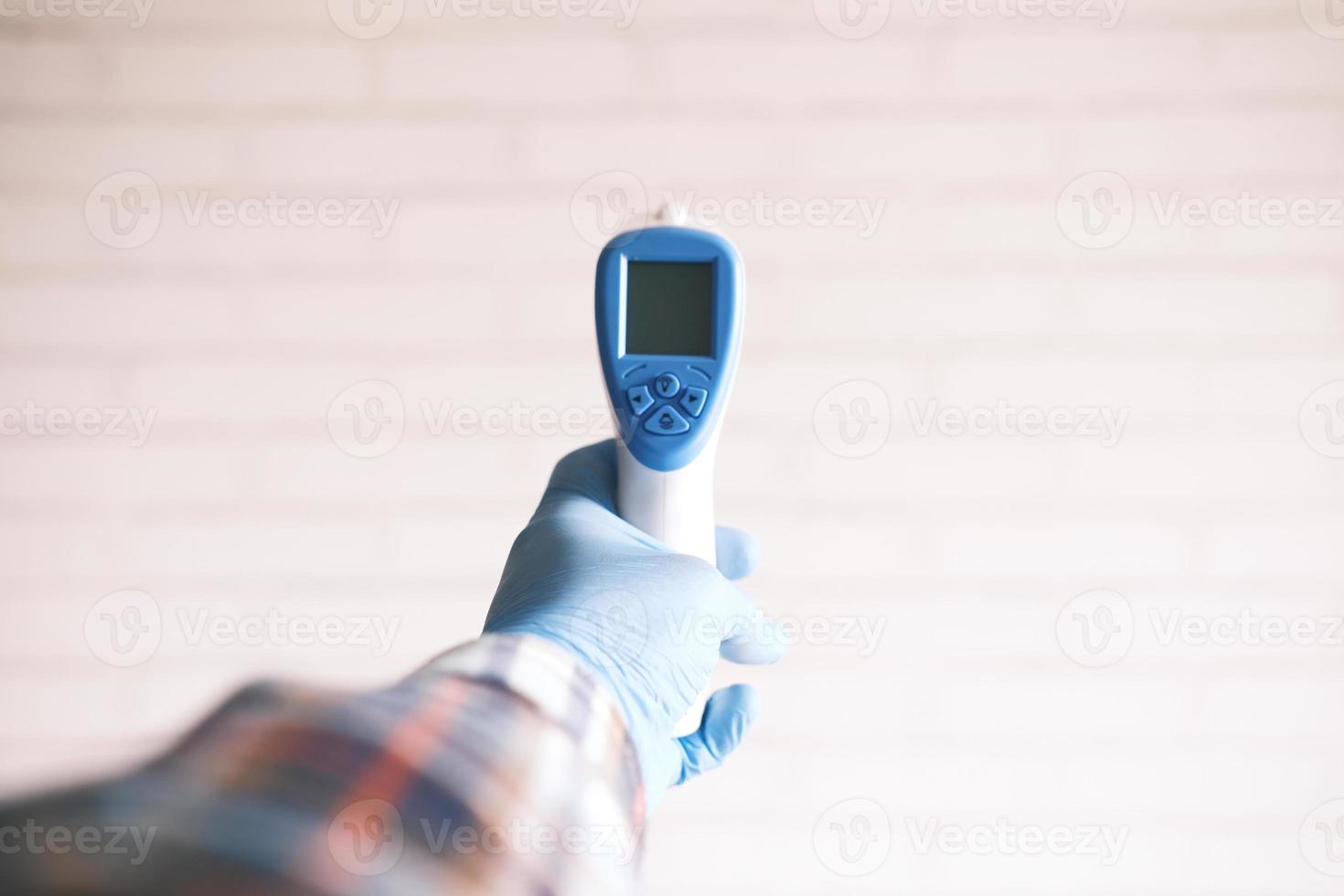 hand met infrarood thermometer foto