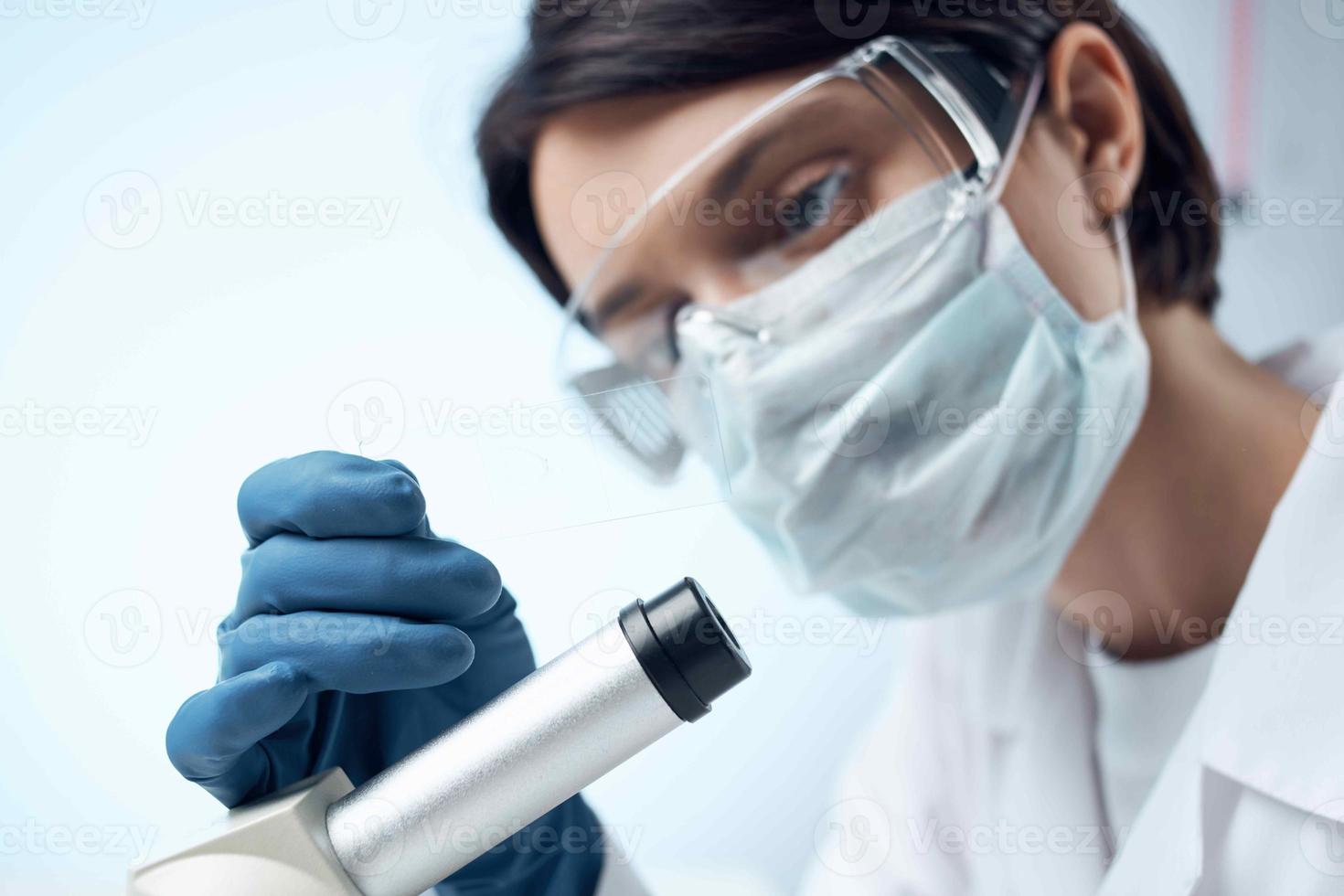 vrouw laboratorium assistent microscoop diagnostiek Onderzoek professionals wetenschap foto