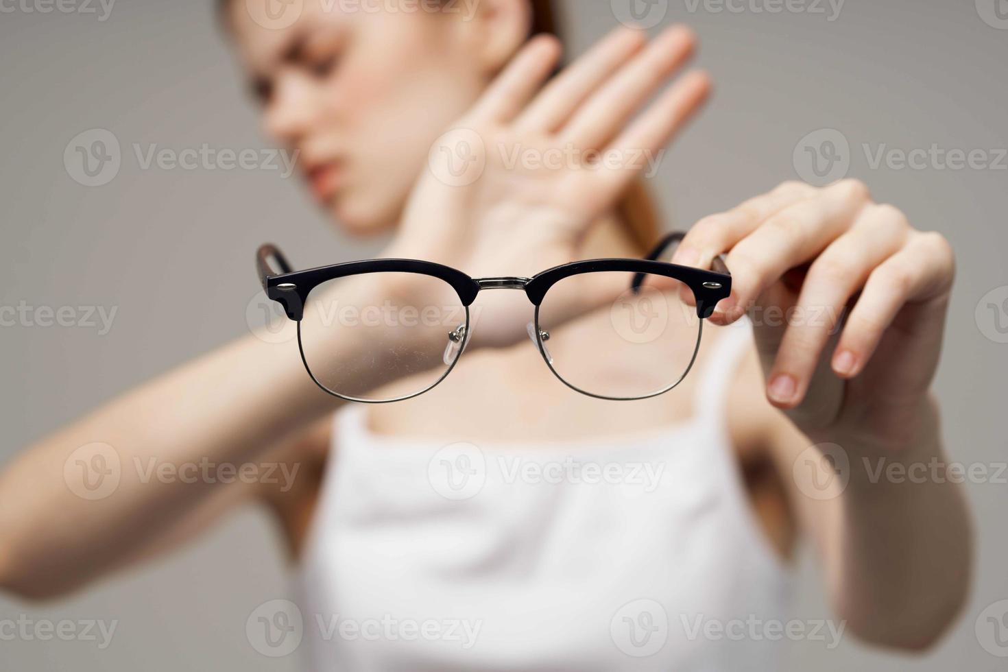 vrouw bril in de handen van astigmatisme studio behandeling foto