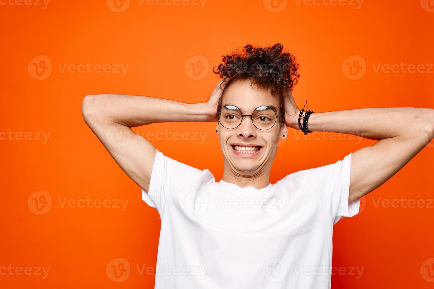 Mens in wit t-shirt gekruld haar- emoties bijgesneden visie foto