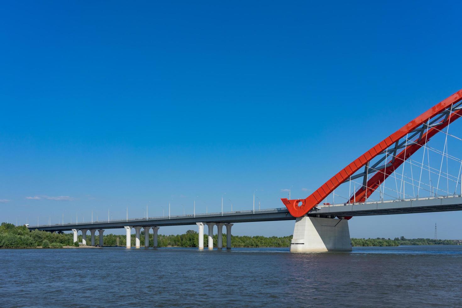 bugrinsky-brug over de ob-rivier met een heldere blauwe hemel in novosibirsk, rusland foto
