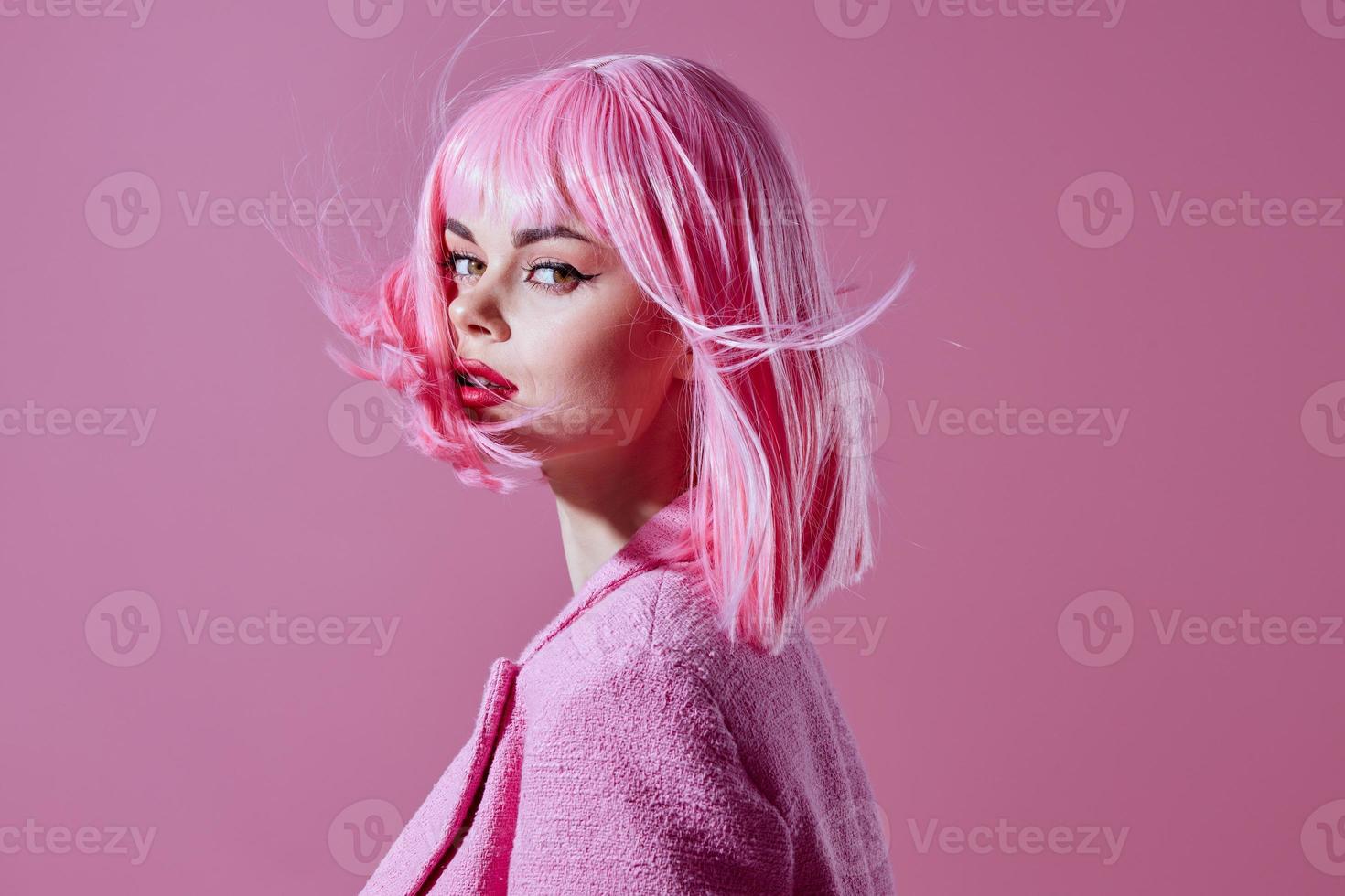 jong vrouw aantrekkelijk kijken roze pruik elegant kleren kleur achtergrond ongewijzigd foto