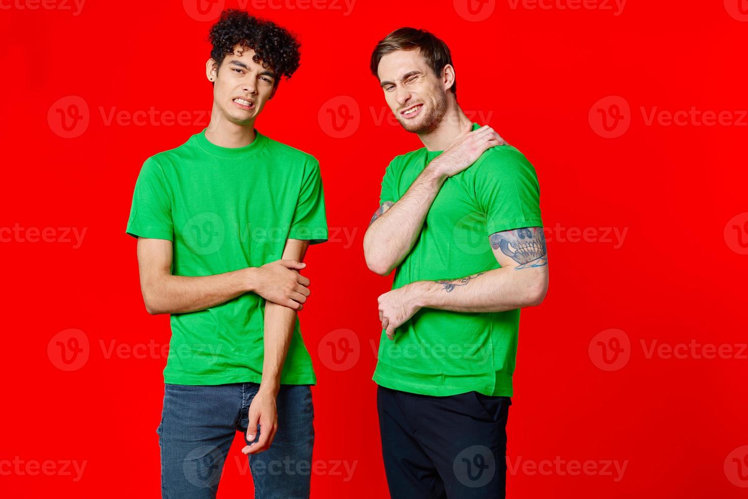 vrolijk vrienden in groen t-shirts gebaren met handen emoties foto