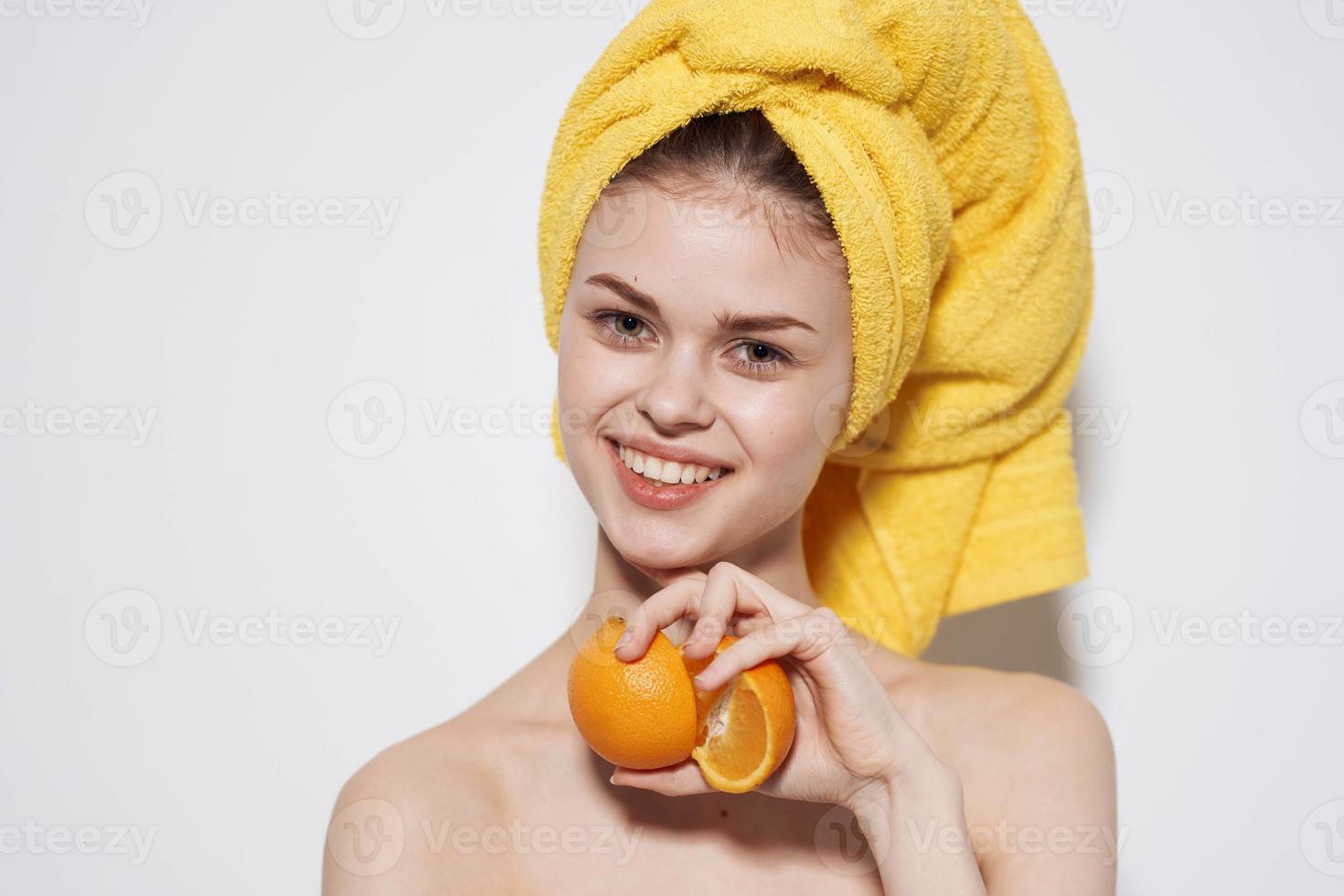vrolijk vrouw met ontbloot schouders sinaasappels in de handen van citrus huid zorg vitamines Gezondheid foto
