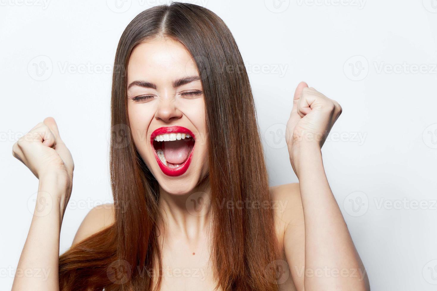 vrouw pret mond breed Open gelach lang kapsel lippenstift geïsoleerd foto