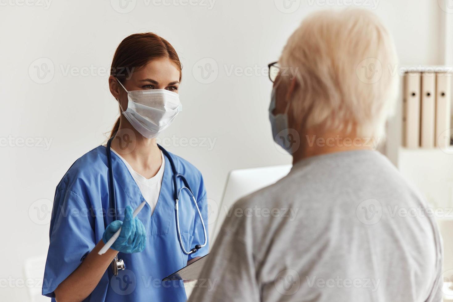 geduldig en dokter ziekenhuis bezoek behandeling foto