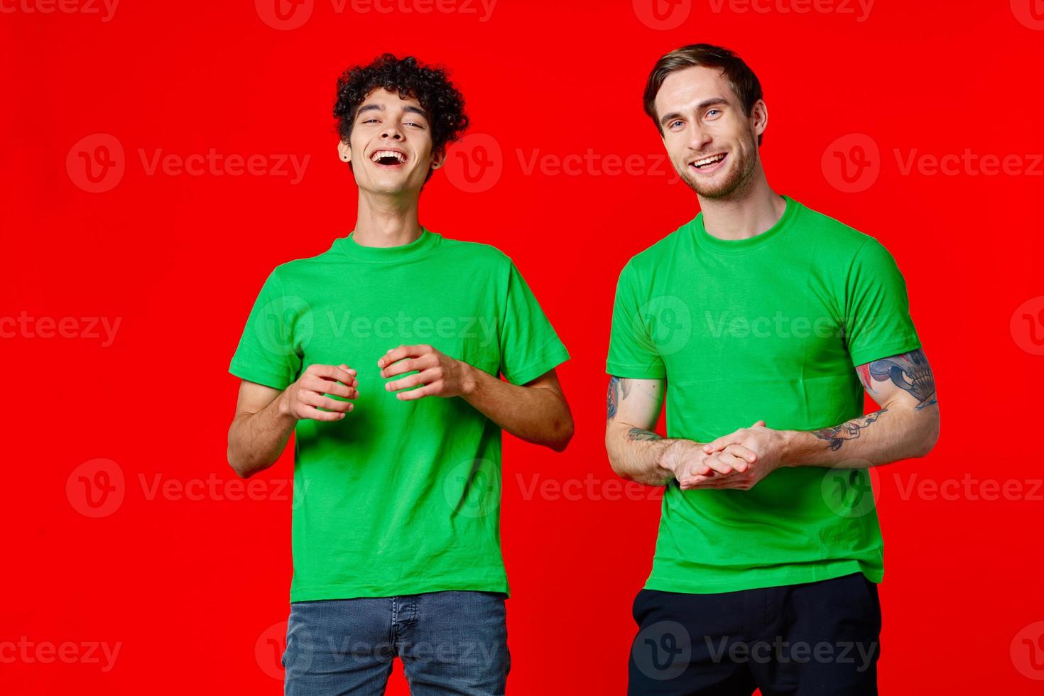 twee vrienden groen t-shirts emoties communicatie vreugde foto