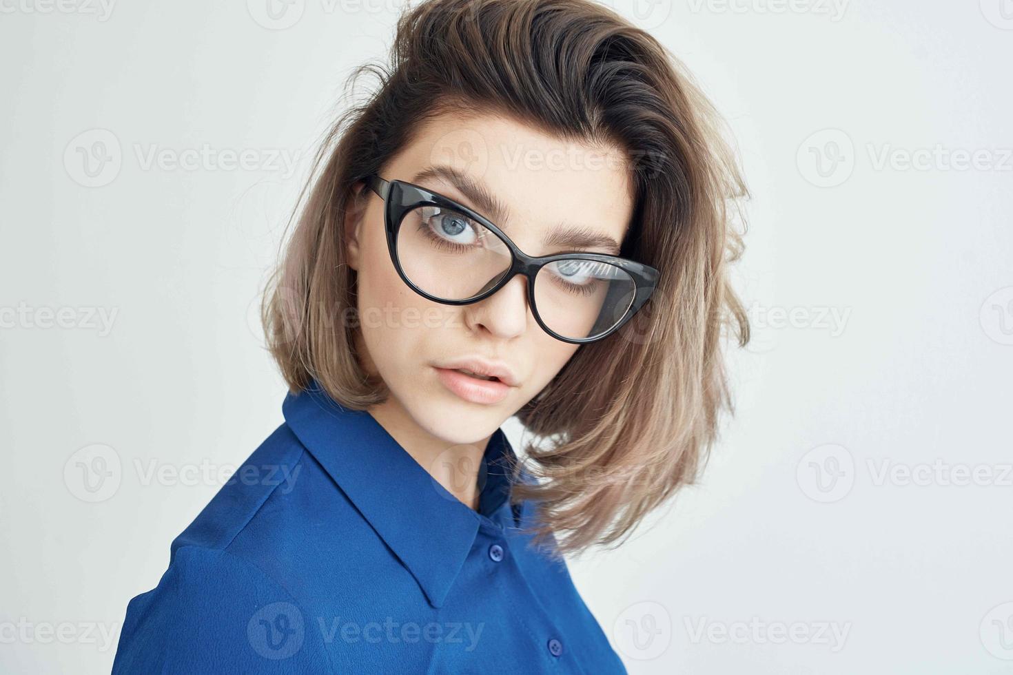 bedrijf vrouw vervelend bril blauw overhemd mode elegant stijl foto