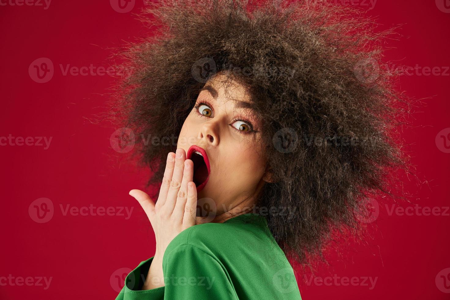 jong vrouw grijns afro kapsel rood lippen mode studio model- ongewijzigd foto