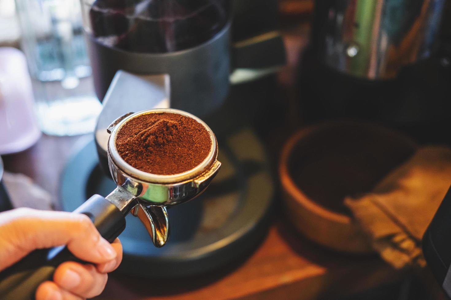 gemalen espresso in stamper foto