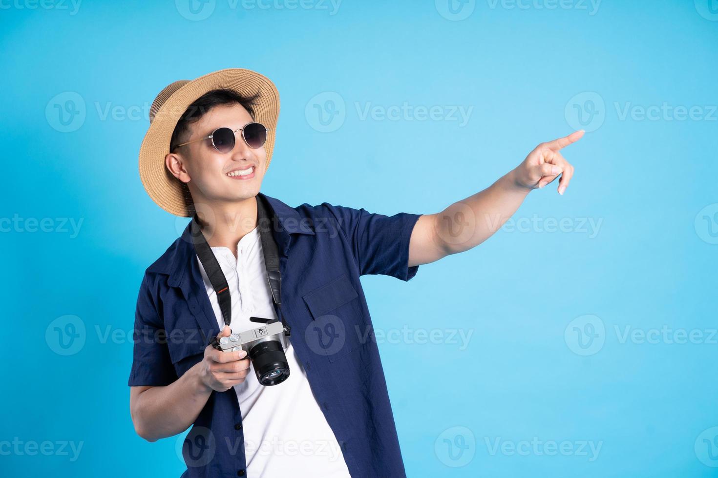 reizen Aziatisch Mens portret, geïsoleerd Aan blauw achtergrond foto