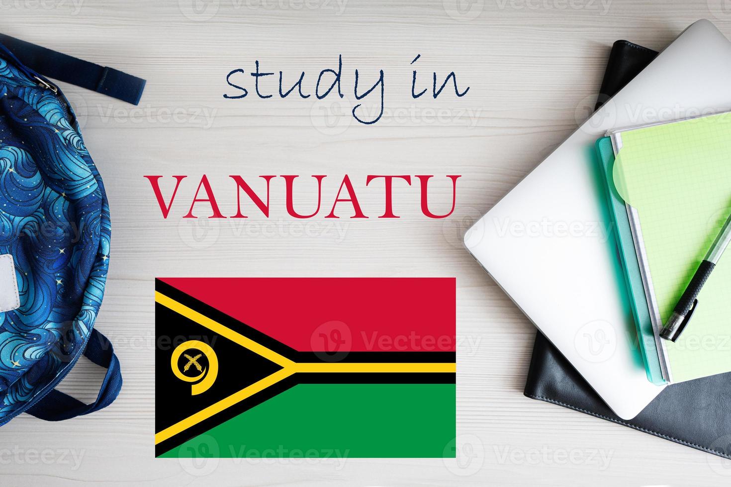 studie in vanuatu. achtergrond met kladblok, laptop en rugzak. onderwijs concept. foto