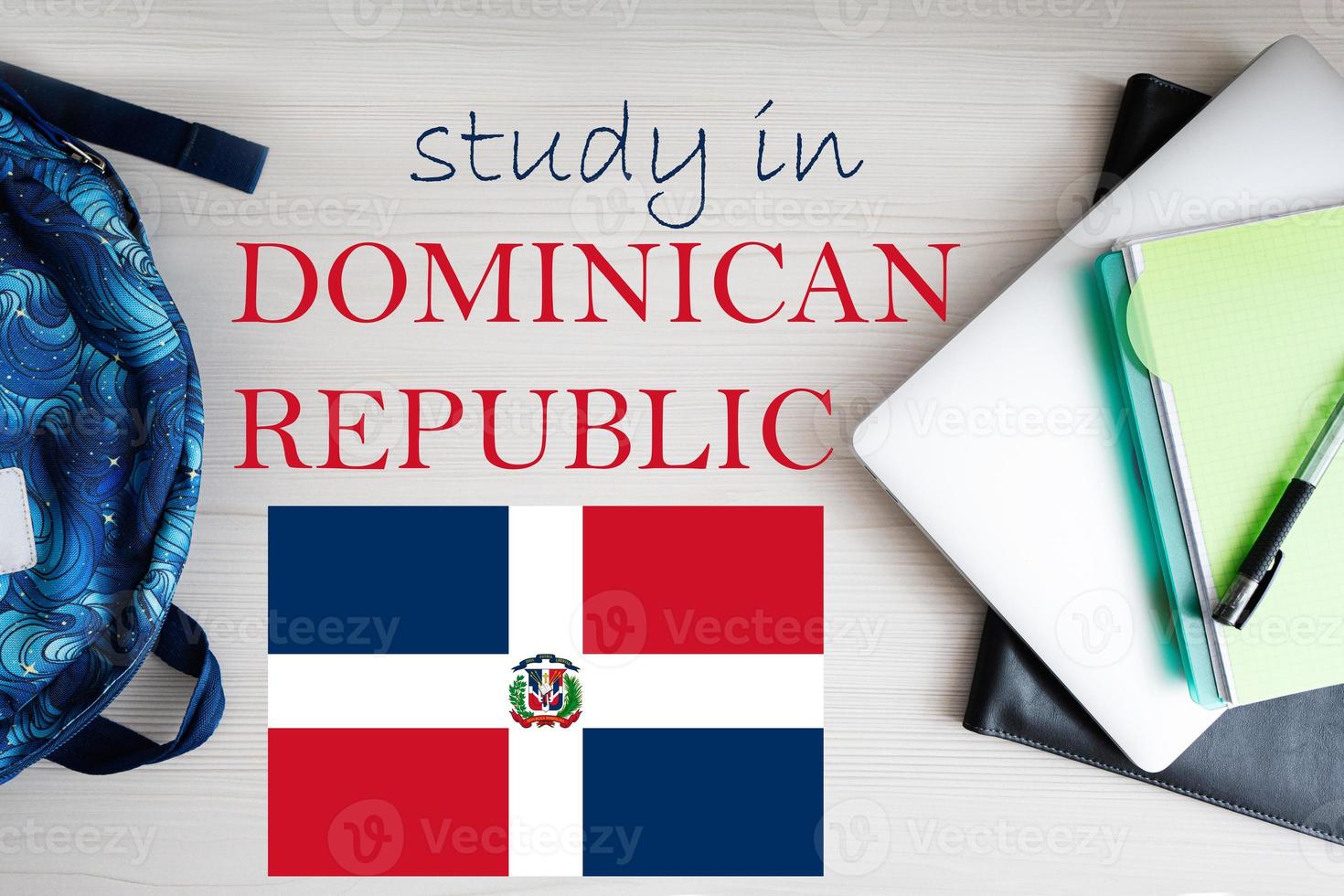 studie in dominicaans republiek. achtergrond met kladblok, laptop en rugzak. onderwijs concept. foto