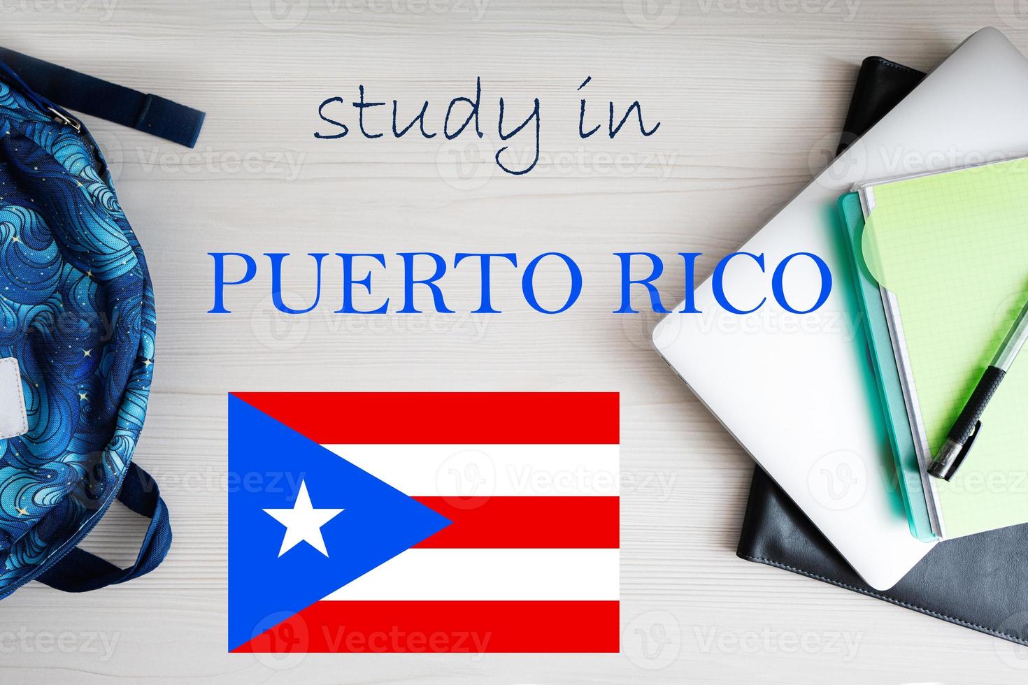 studie in puerto rico. achtergrond met kladblok, laptop en rugzak. onderwijs concept. foto