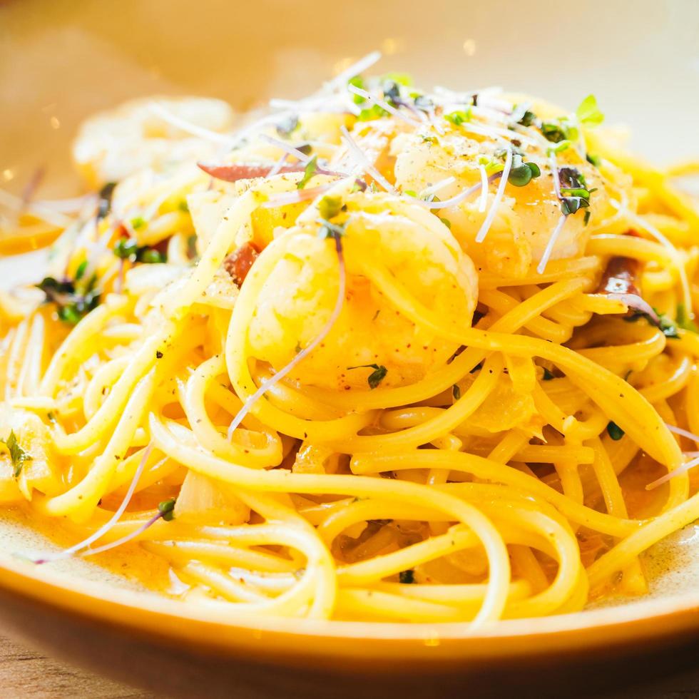 spaghetti en pasta met garnalen en saus foto