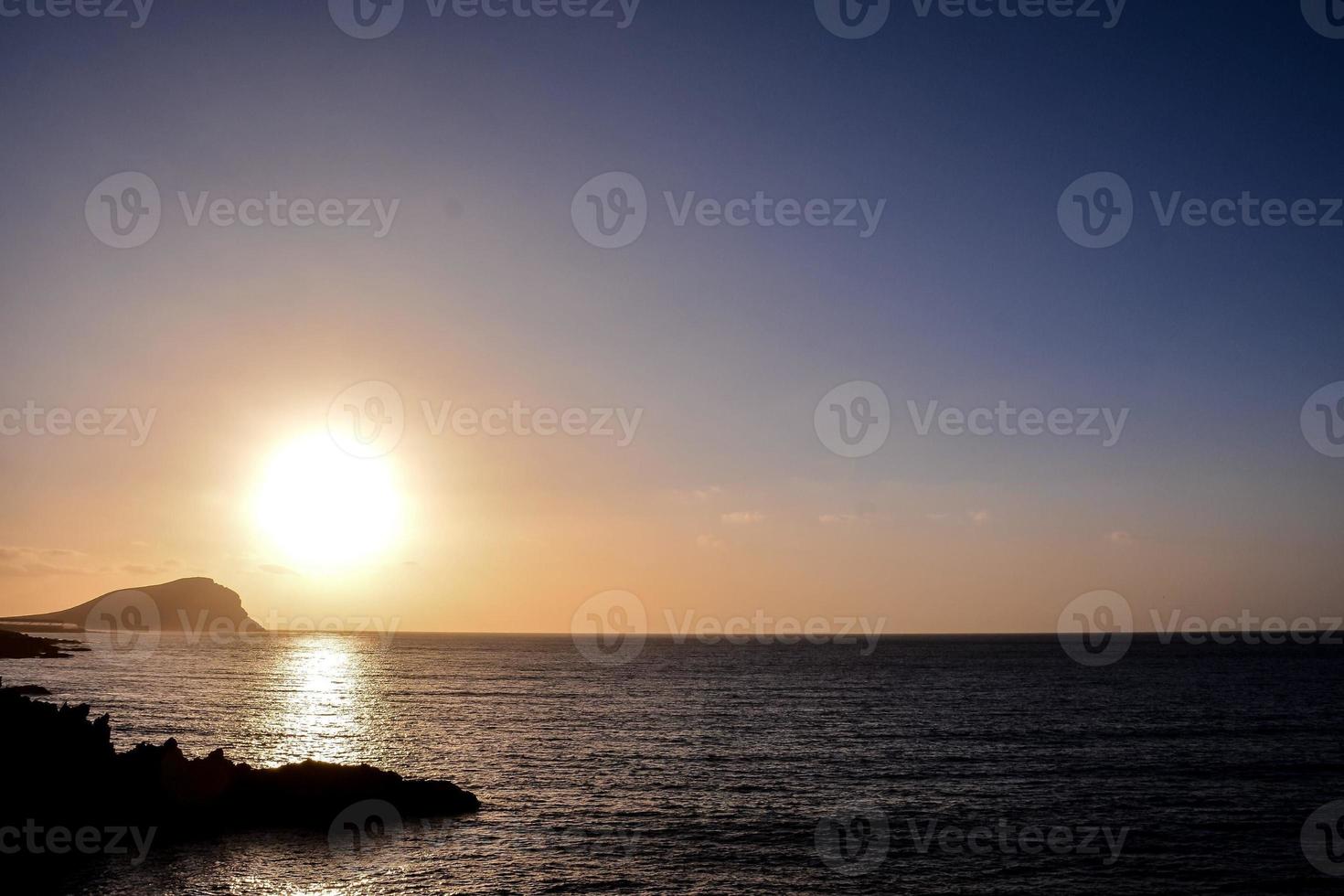 kleurrijk lucht Bij zonsondergang foto