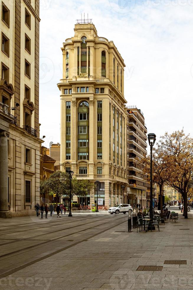 interessant stedelijk landschap met versmallen straten in de Spaans stad van zaragoza Aan een voorjaar dag foto