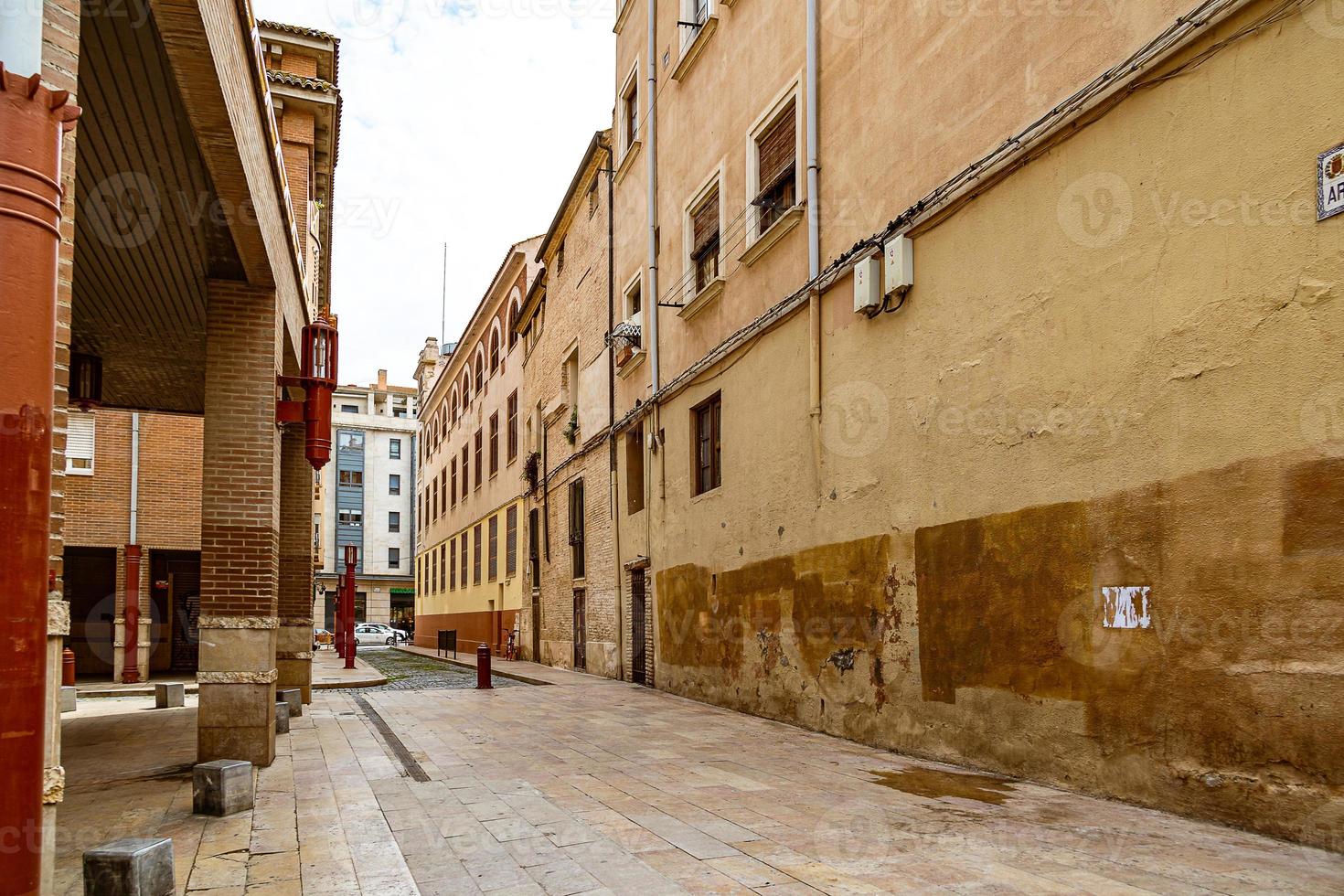 interessant stedelijk landschap met versmallen straten in de Spaans stad van zaragoza Aan een voorjaar dag foto