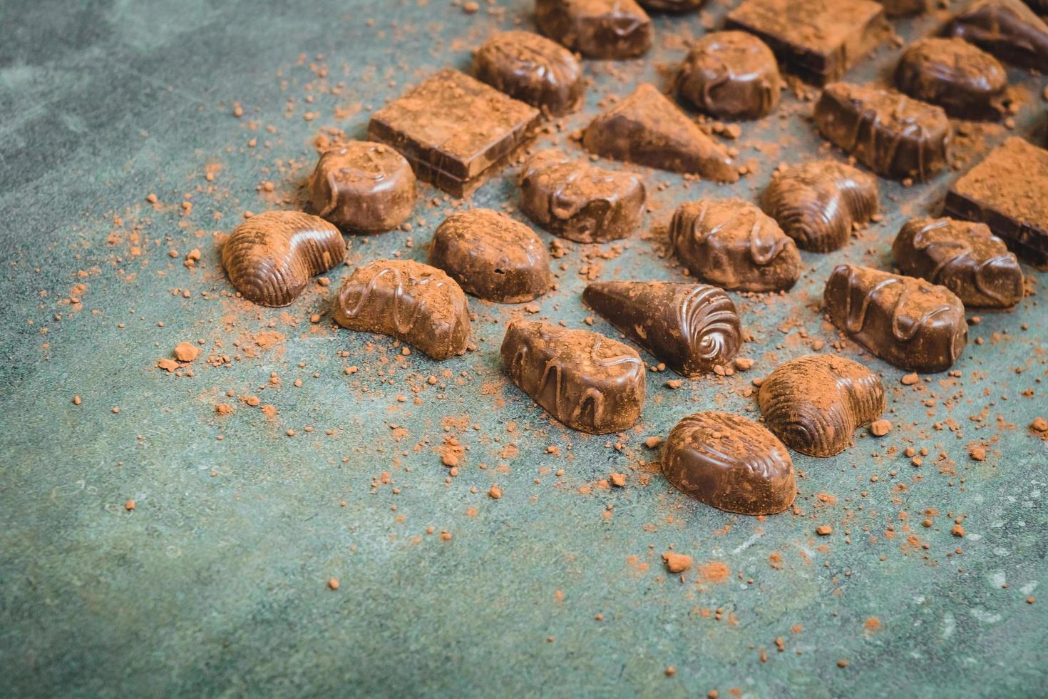 zoet dessert met pure chocolade foto