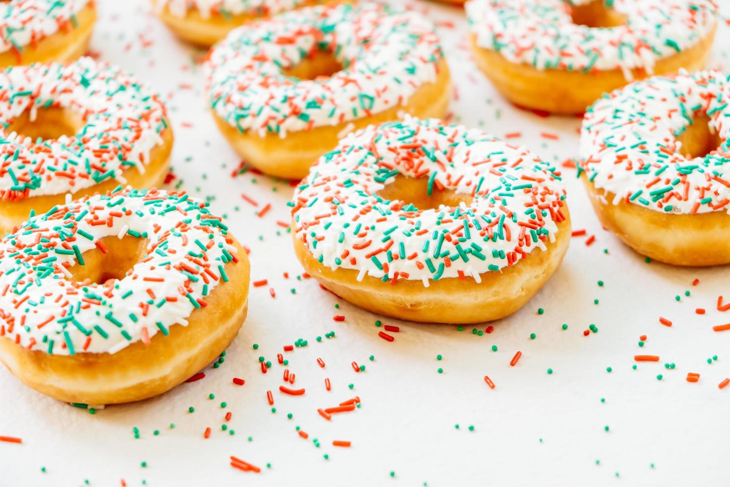 donuts met witte chocoladeroom en hagelslag foto