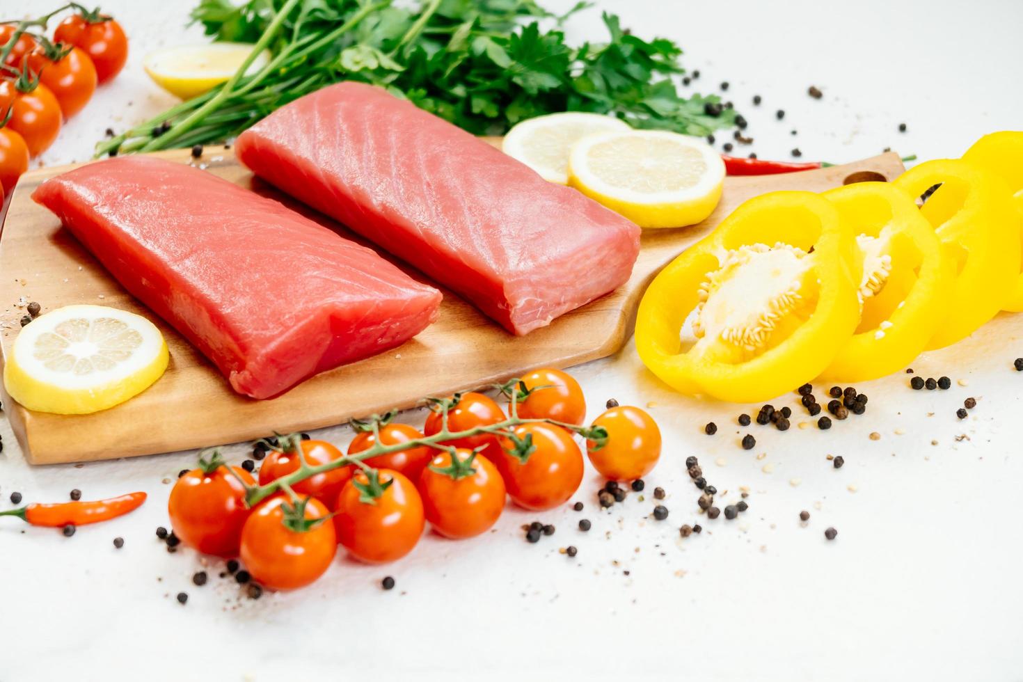 rauw vlees van tonijnfilet foto