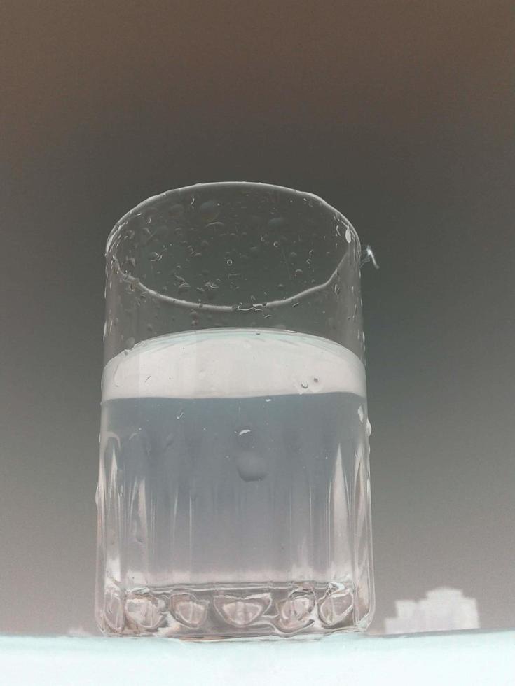 glas van Doorzichtig verkoudheid water is voor de helft vol foto