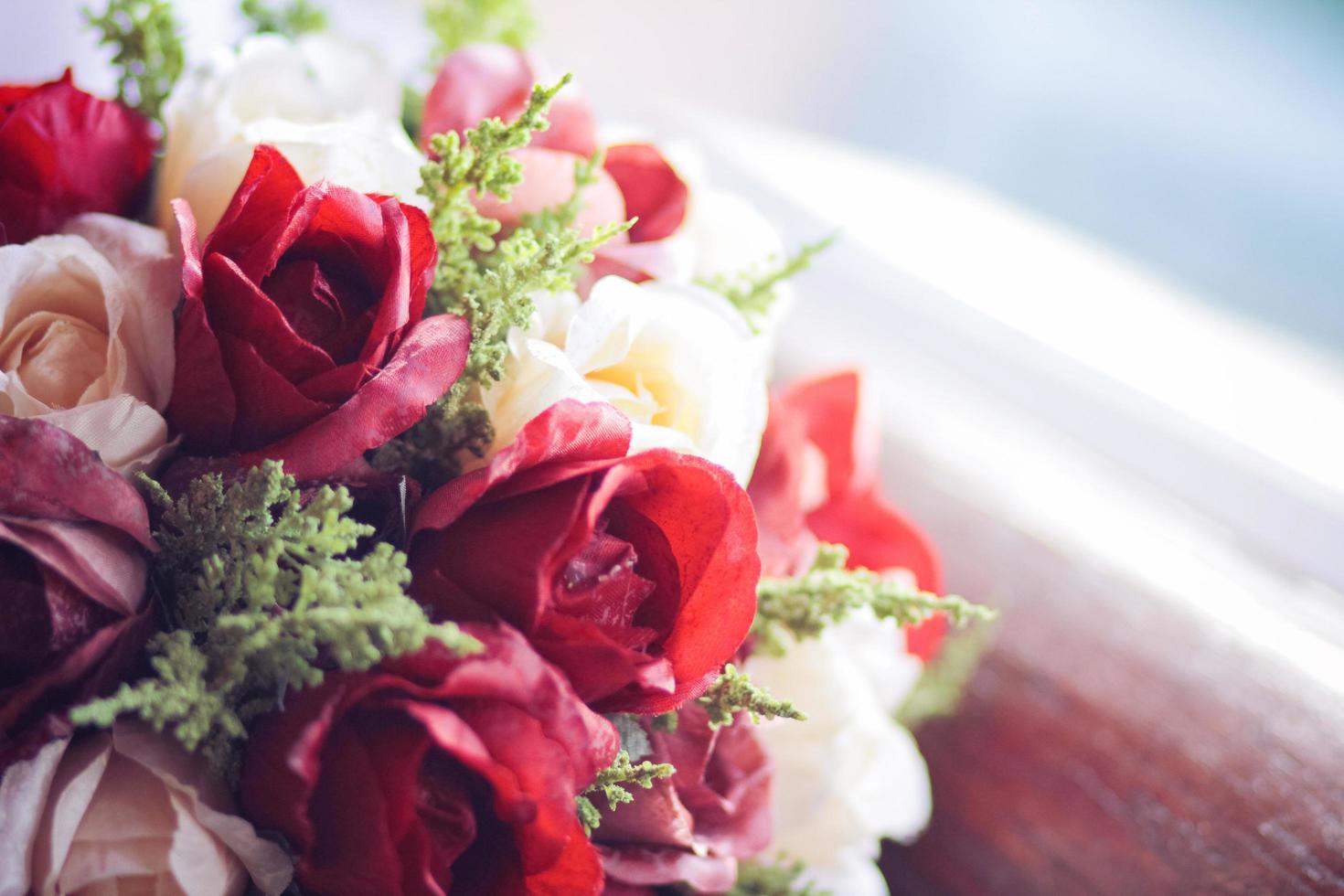 mooi roos bloemen boeket Aan wijnoogst stoel in bruiloft ceremonie. Valentijn dag foto