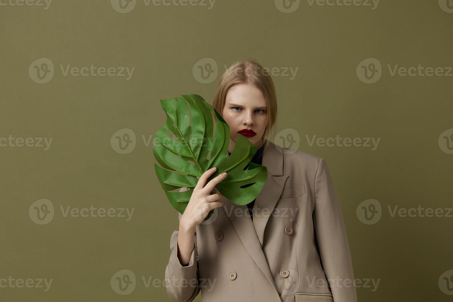 glamoureus vrouw rood lippen palm blad charme mode levensstijl poseren foto