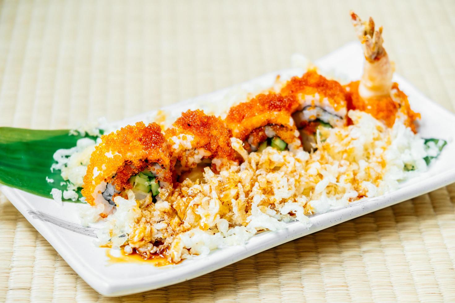 gebakken garnalen of garnalen tempura sushi foto
