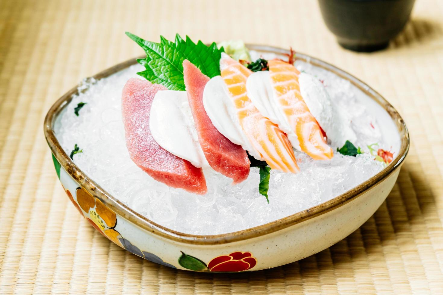 rauwe en verse sashimi met zalm en tonijnvlees foto