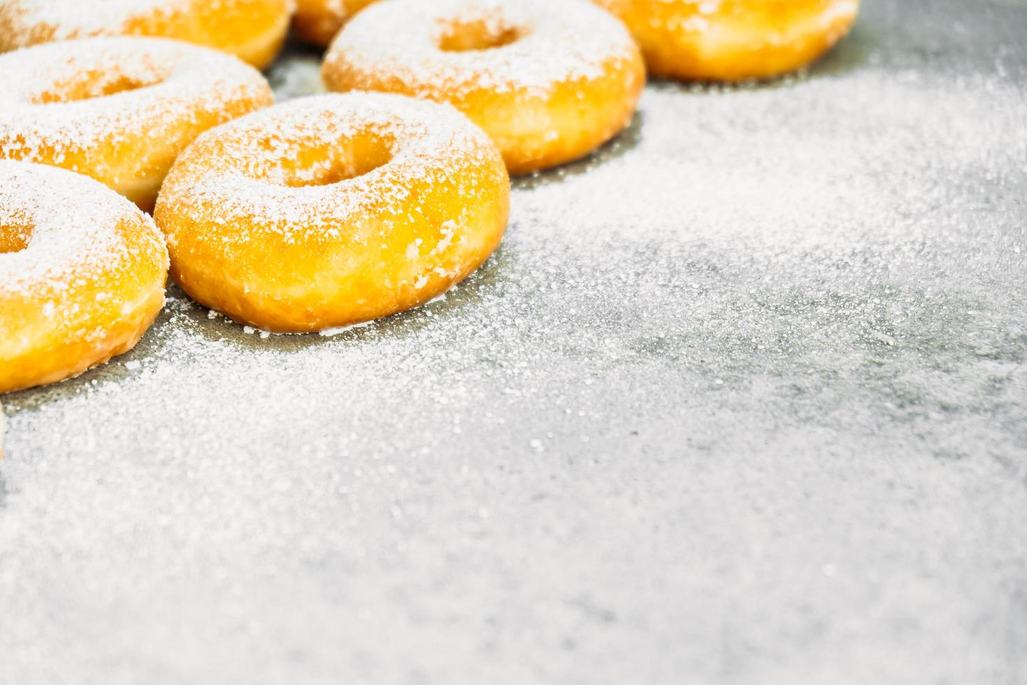 zoet dessert met veel donut foto