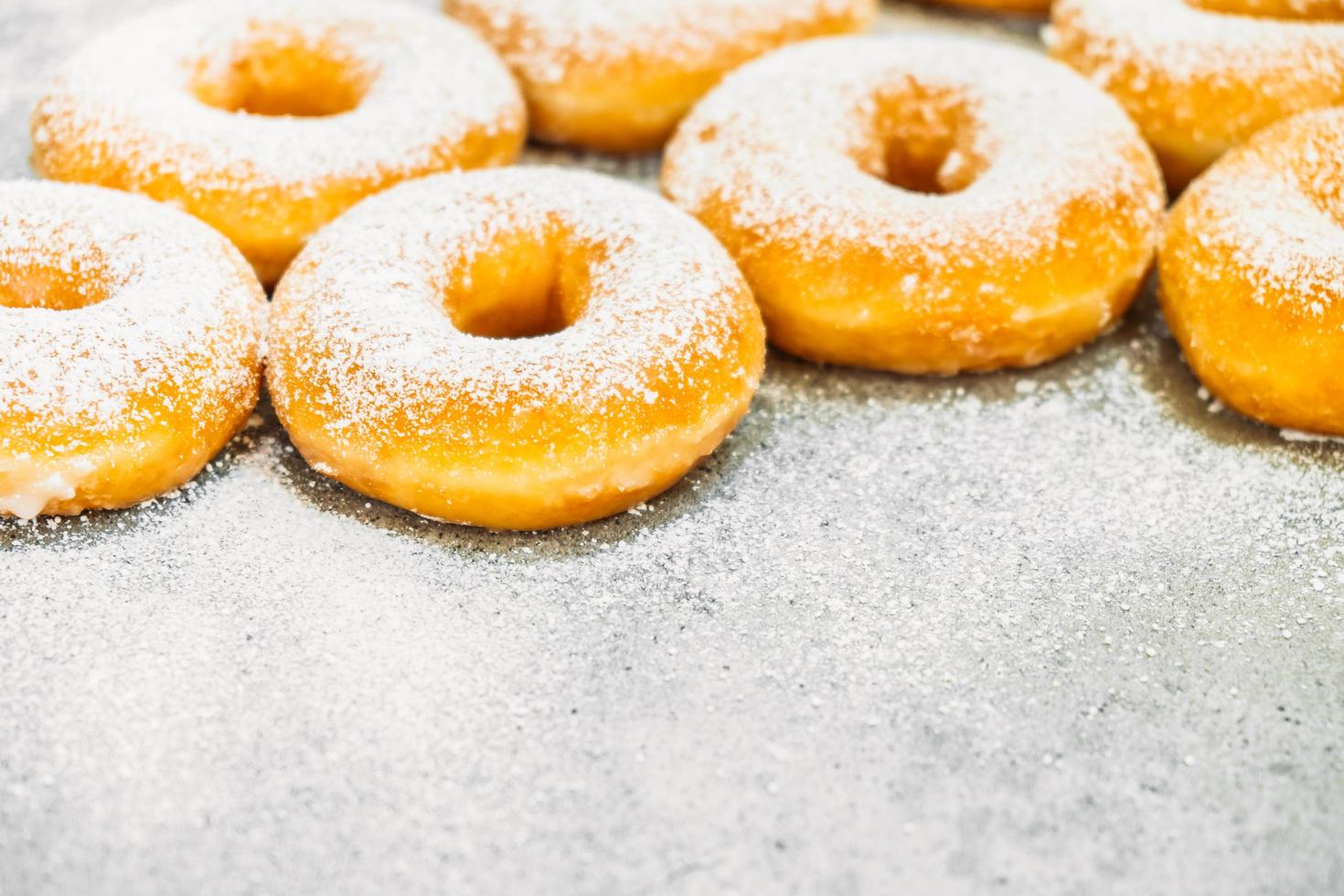 zoet dessert met veel donut foto