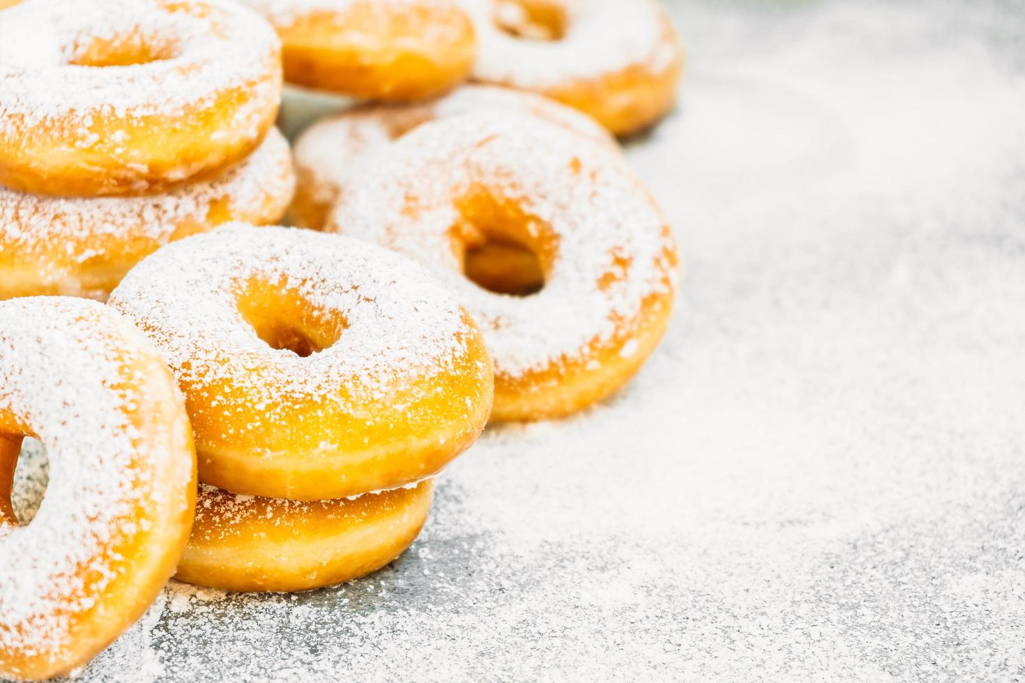 zoet dessert met veel donut foto