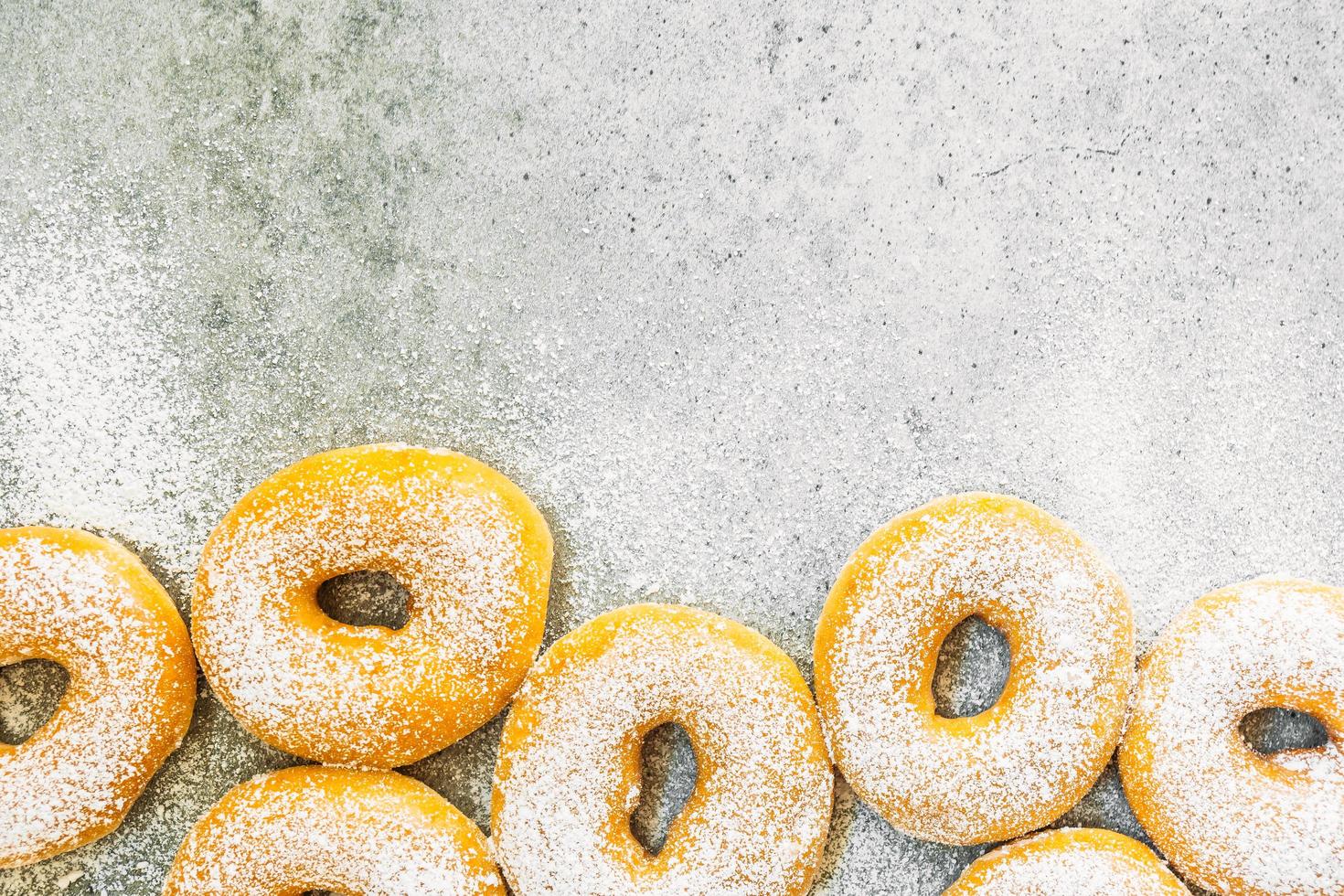 zoet dessert met veel donut foto