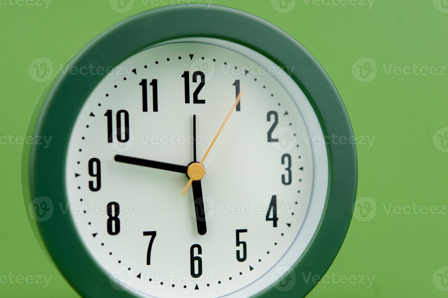 alarm klok Aan groen achtergrond tijd concept werken met tijd kostbaar tijd foto