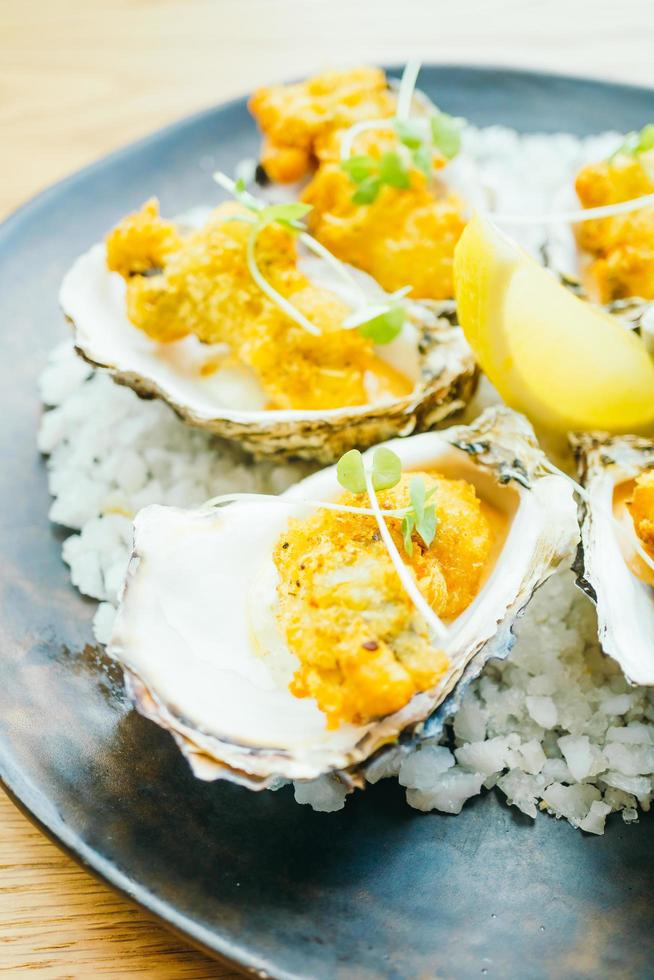 gebakken oesterschelp met saus foto