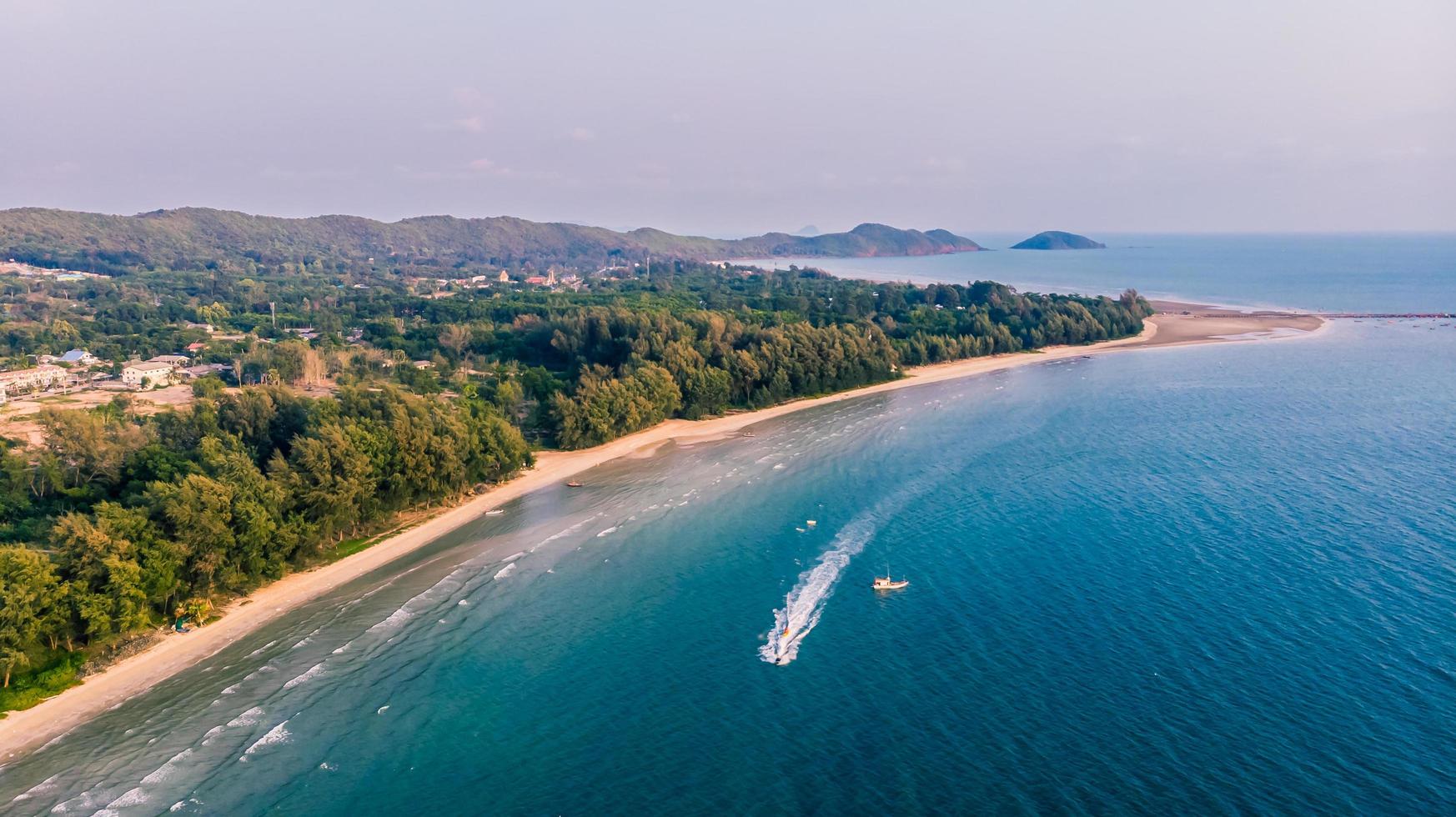 mooie luchtfoto van een strand foto