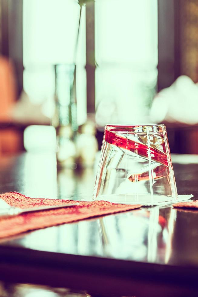 selectief aandachtspunt op glas in restaurant foto