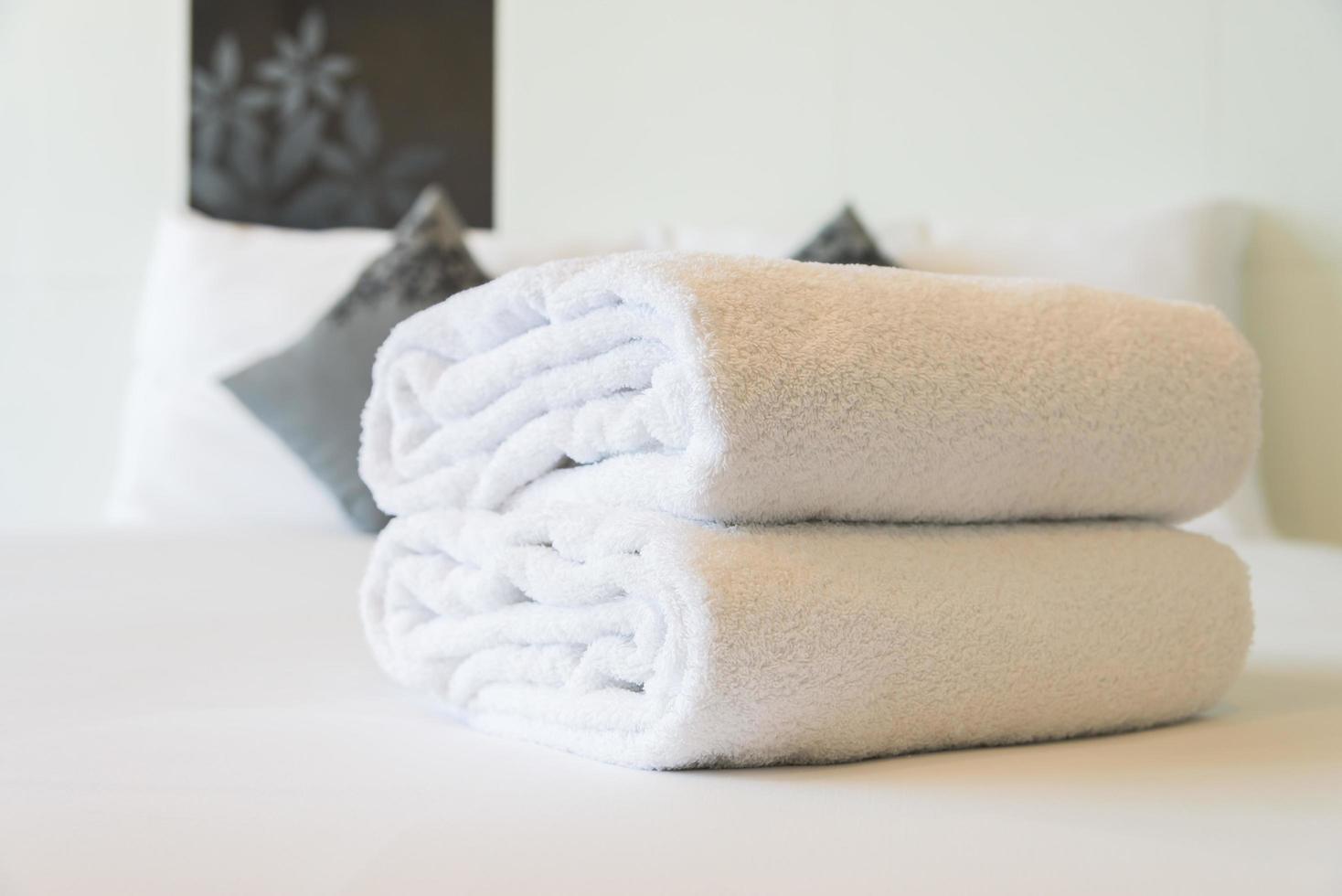 handdoeken op bed foto