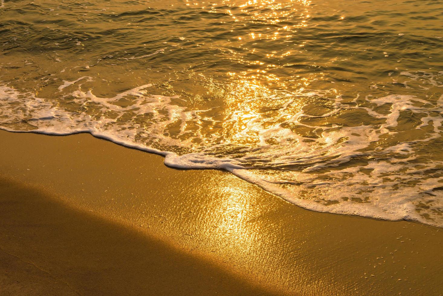 zeewater en zonnevlam foto