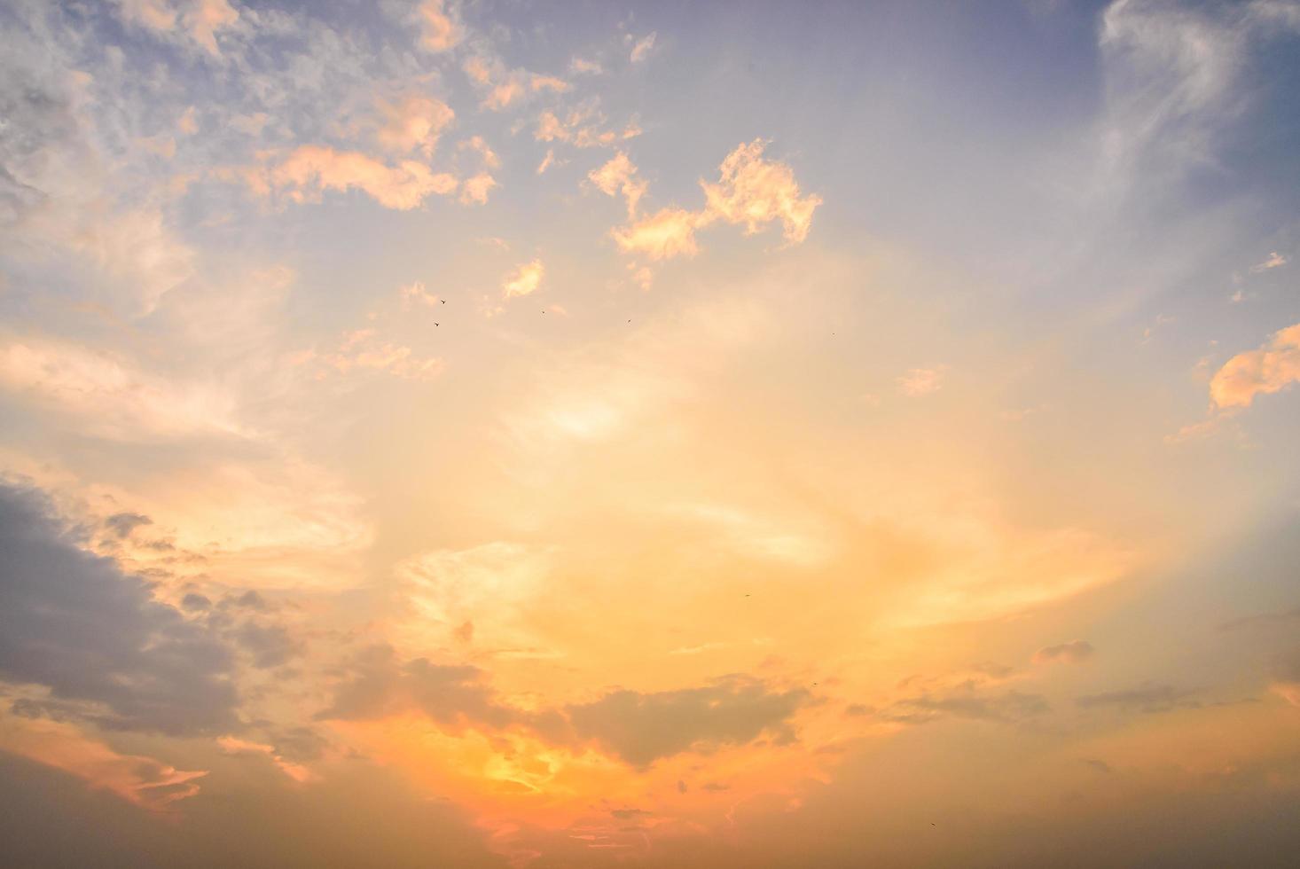 wolken bij zonsondergang foto