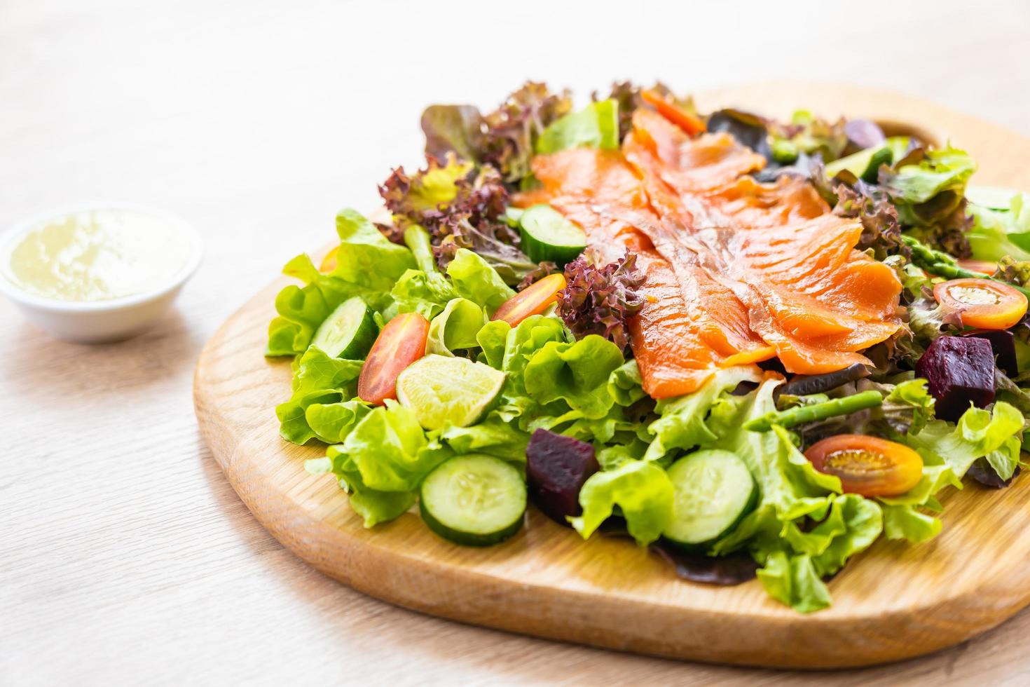 rauw gerookte zalm vlees vis met verse groene groentesalade foto