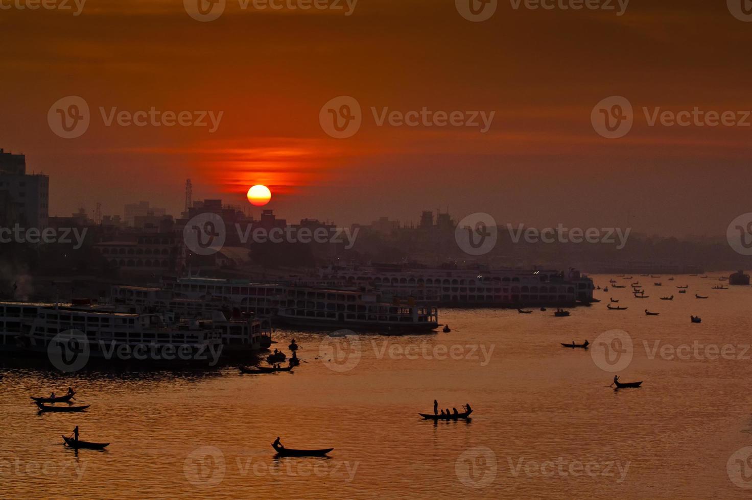 de ochtend- van de rood zonsopkomst over- de ruisvrij buriganga rivier- Bij verdrietig, dhaka. foto