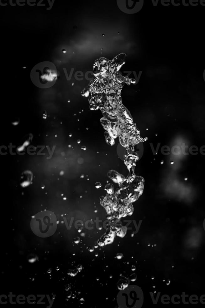 water vloeistof spatten Aan geïsoleerd zwart achtergrond. foto