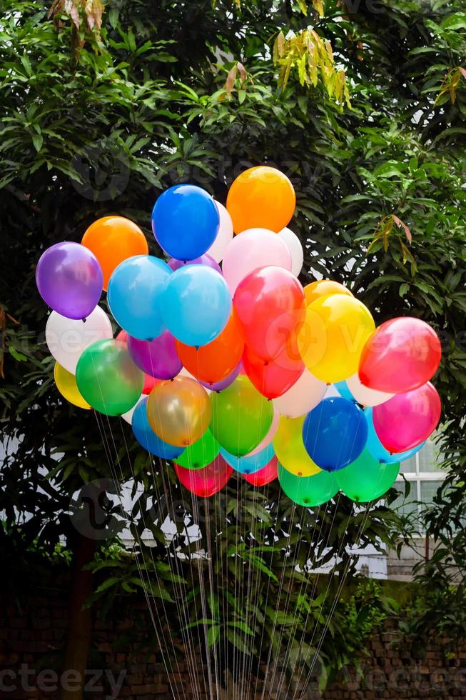 kleurrijk ballonnen gevulde met gas- gebonden naar de draad zijn vliegen. foto