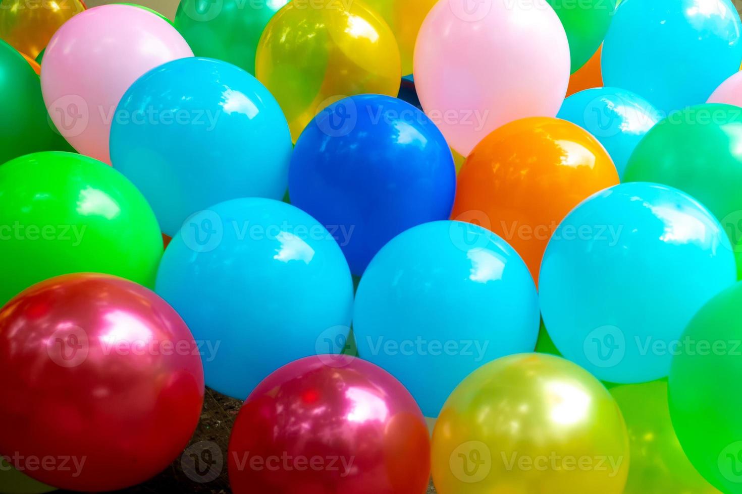 licht blauw en groen op kleur gebaseerd kleurrijk met gas gevuld ballonnen detailopname keer bekeken. foto