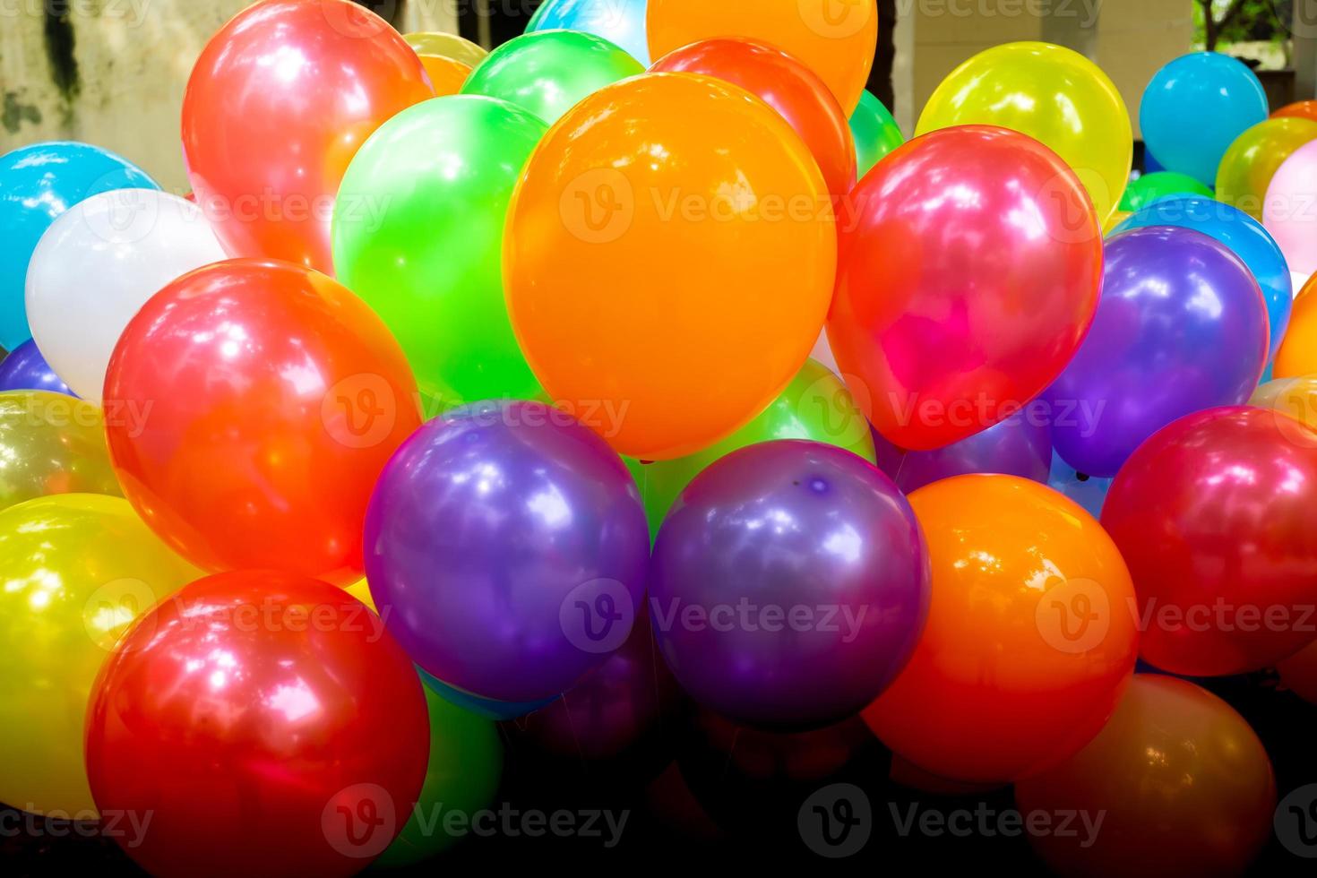 diep oranje en rood op kleur gebaseerd kleurrijk met gas gevuld ballonnen detailopname keer bekeken. foto