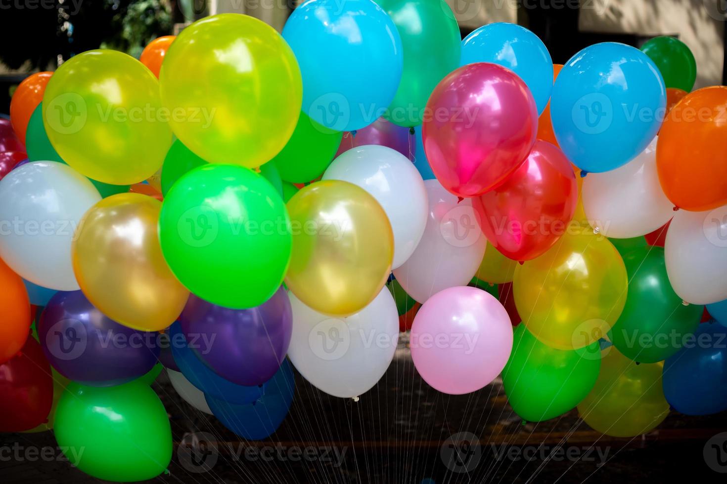 een veel van kleurrijk ballonnen detailopname keer bekeken. ballonnen van veel kleuren. kleurrijk ballonnen achtergrond. foto