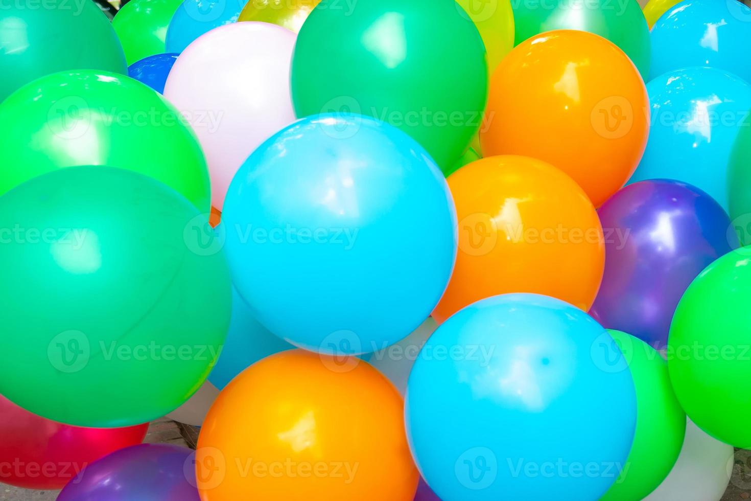 de gekleurde met gas gevuld ballonnen gehecht naar de garen zijn vliegen. foto